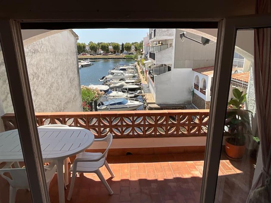 Lindo Apartamento Con Vistas Al Puerto Mistral Empuriabrava Kültér fotó